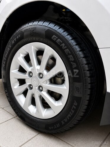Hyundai Accent-15