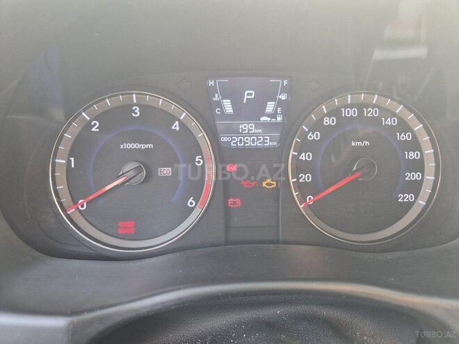 Hyundai Accent-13