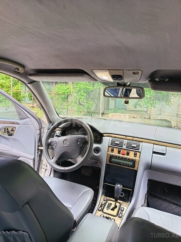 Mercedes E 270-3