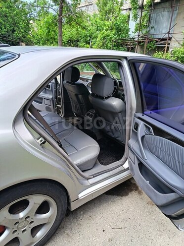 Mercedes E 270-5