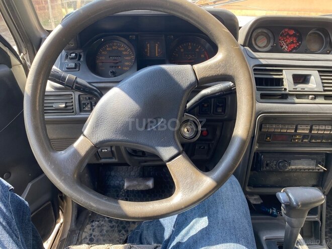 Mitsubishi Pajero-2