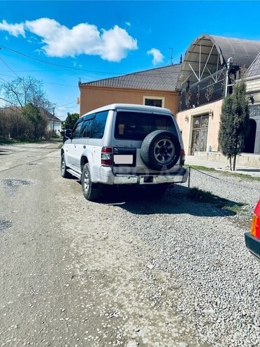 Mitsubishi Pajero-4