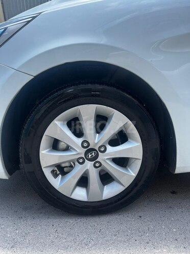 Hyundai Accent-6