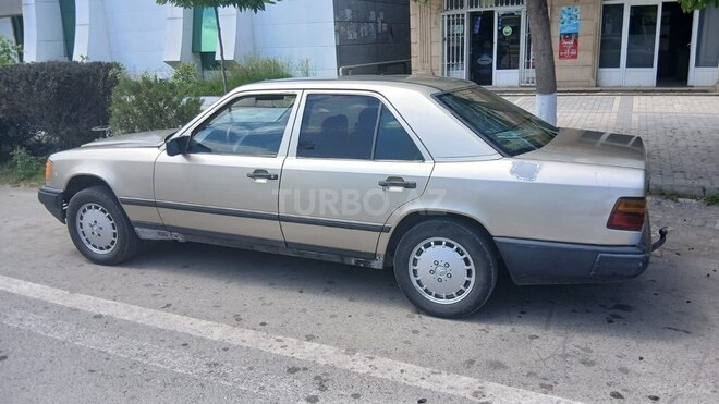 Mercedes 200 D-2