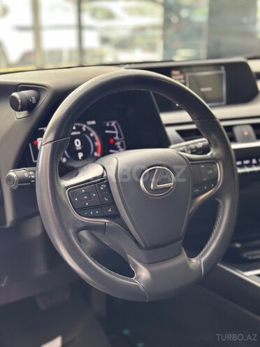 Lexus UX 200-16