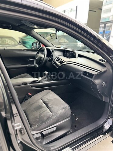 Lexus UX 200-17