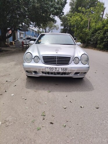 Mercedes E 240-1