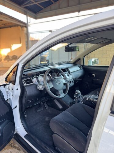 Nissan Tiida-12