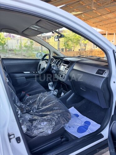 Nissan Tiida-13