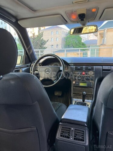 Mercedes E 200-11