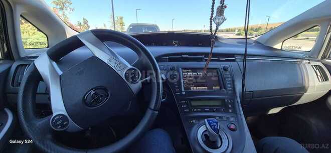 Toyota Prius-12