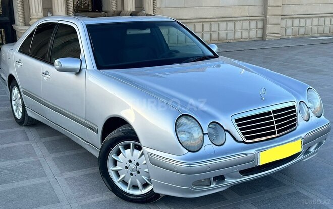 Mercedes E 270-1