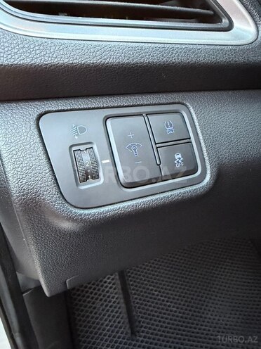 Hyundai Accent-12