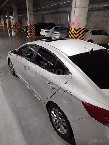 Hyundai Elantra-6