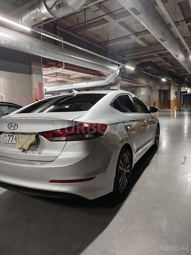 Hyundai Elantra-12