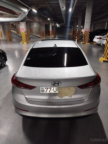 Hyundai Elantra-11