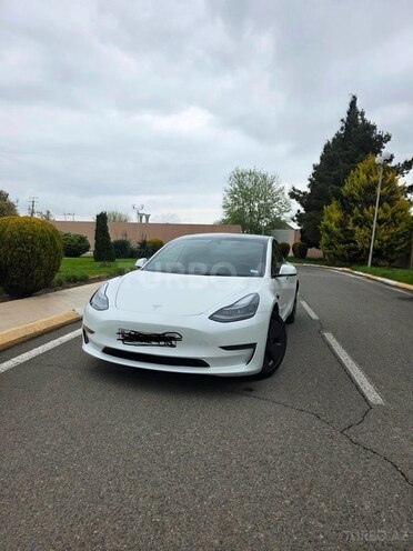 Tesla Model 3-1