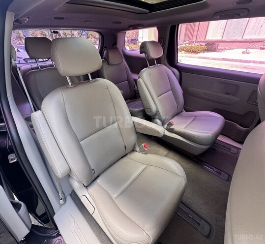 Kia Carnival-12