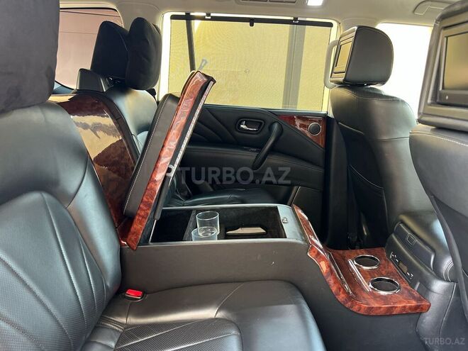Infiniti QX80-10