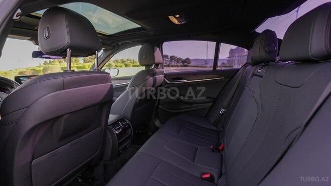 BMW 530e-12