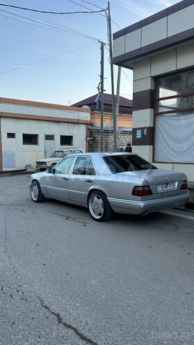 Mercedes E 220-11