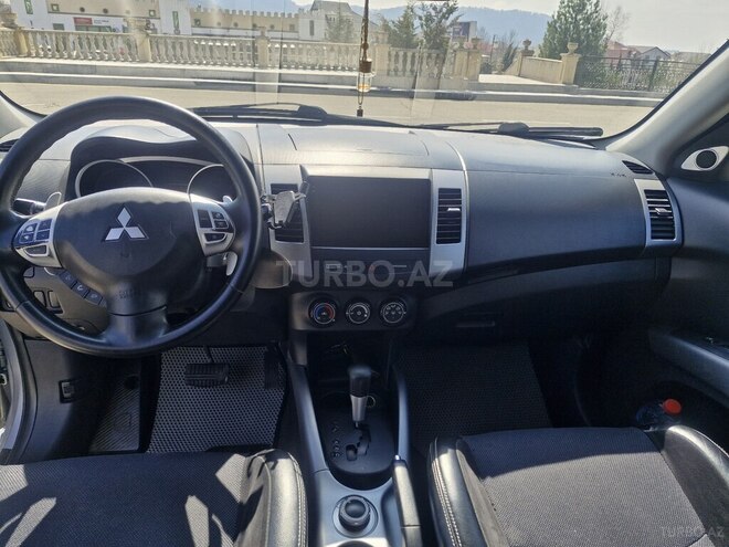Mitsubishi Outlander-3