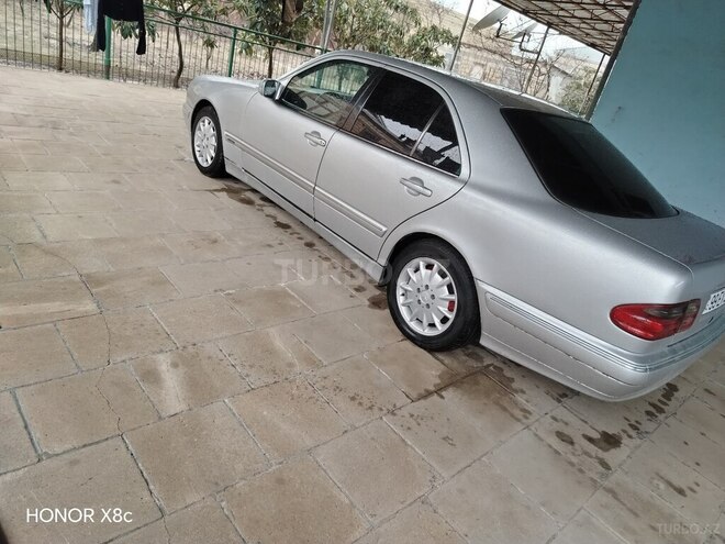 Mercedes E 220-11