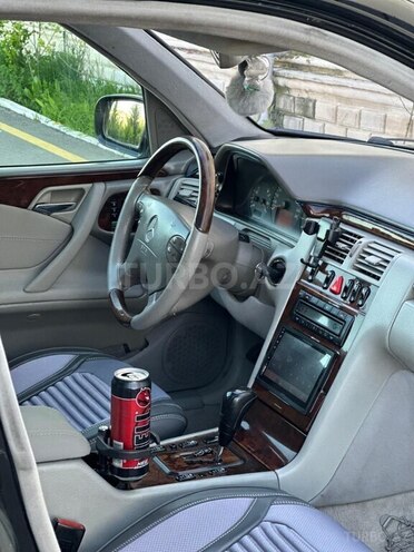 Mercedes E 320-11