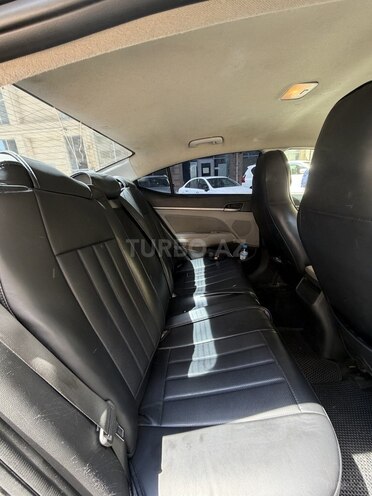 Hyundai Elantra-14