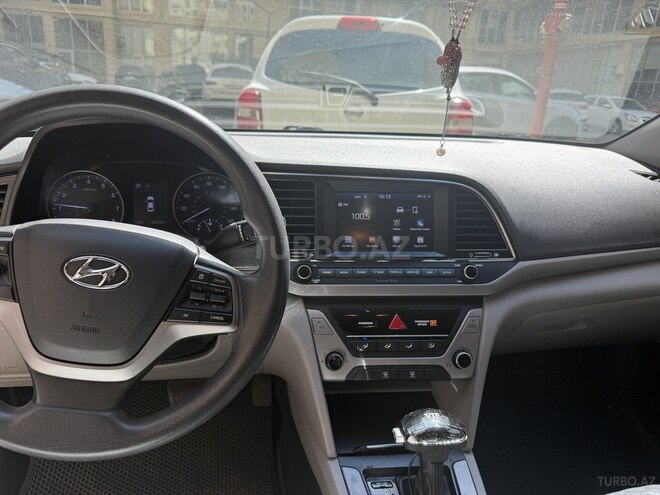 Hyundai Elantra-12