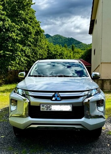 Mitsubishi L200-1