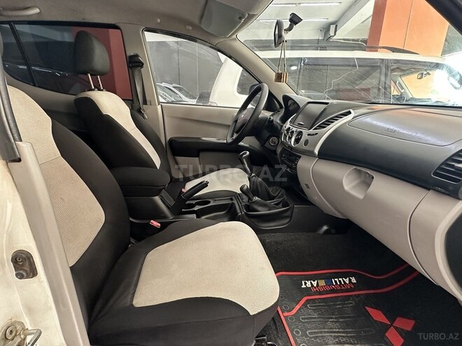 Mitsubishi L200-12