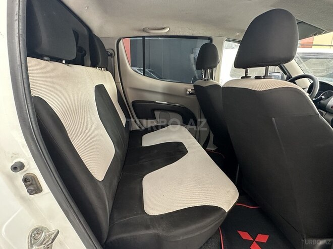 Mitsubishi L200-11