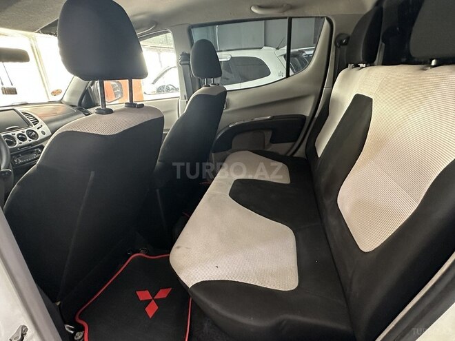 Mitsubishi L200-10