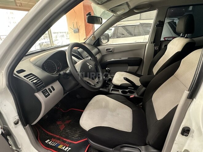 Mitsubishi L200-9