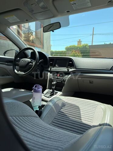 Hyundai Elantra-11