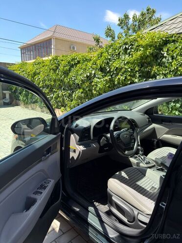 Hyundai Elantra-12