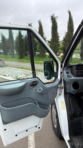Ford Transit-10