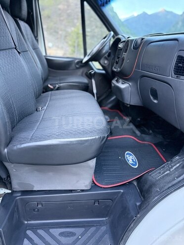 Ford Transit-9
