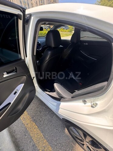 Hyundai Accent-11