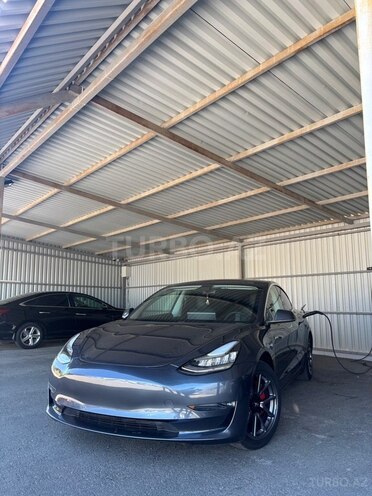 Tesla Model 3-1