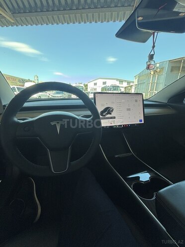 Tesla Model 3-4