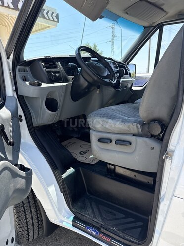 Ford Transit-9