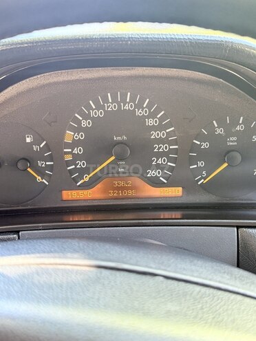 Mercedes E 280-17
