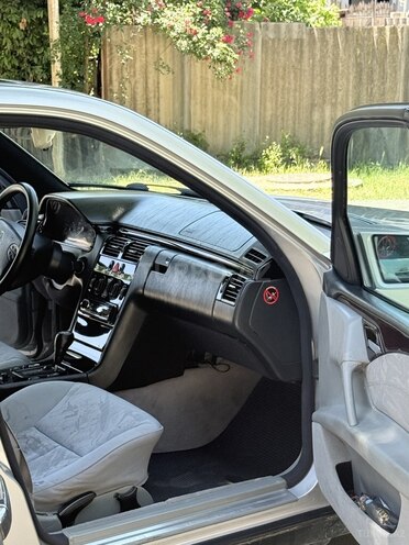 Mercedes E 280-10