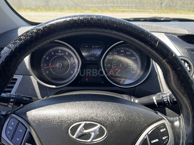 Hyundai Elantra-12