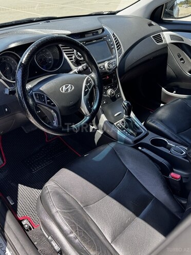 Hyundai Elantra-11