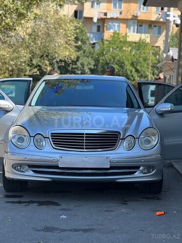 Mercedes E 270-1