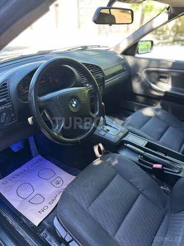 BMW 318-8