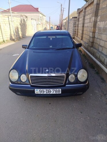 Mercedes E 240-1